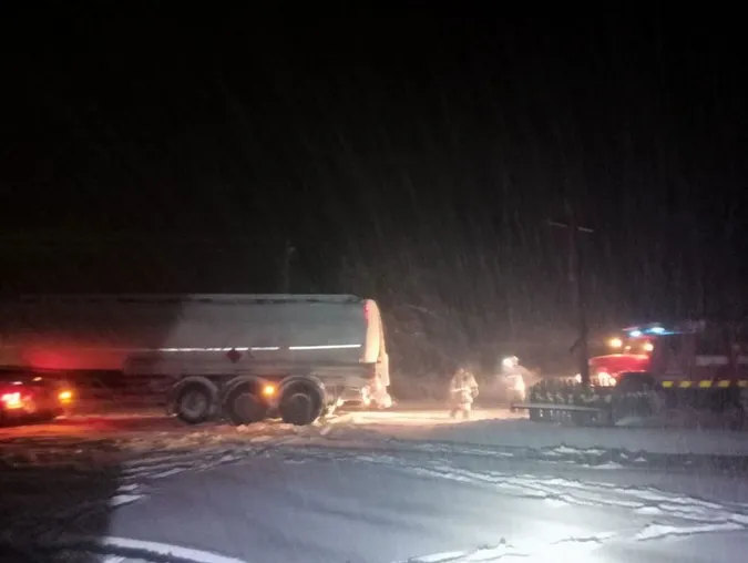 Повалені дерева, автобуси у кучугурах: вночі на Волині вирувала негода (фото)