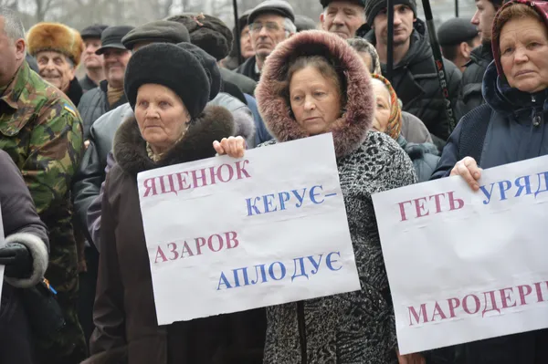 «Ми посадимо їх на нари» , - лучани вимагають відставки уряду Яценюка