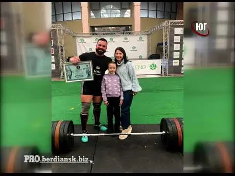 Чоловік з інвалідністю встановив рекорд, піднявши 260 кг однією рукою (відео)