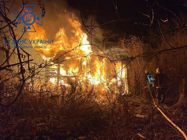 На околицях Ковеля горів дерев'яний дачний будинок (фото)