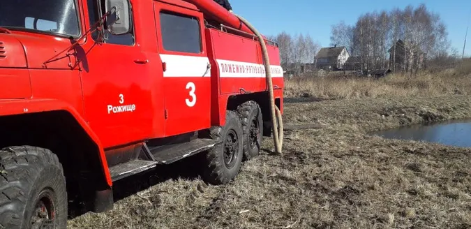 Безвідповідальність людей вражає: на Волині горіло понад два гектари сухої трави (фото)