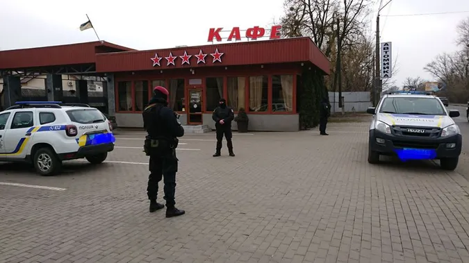 У луцькому кафе, де була стрілянина, – повно силовиків (фото)