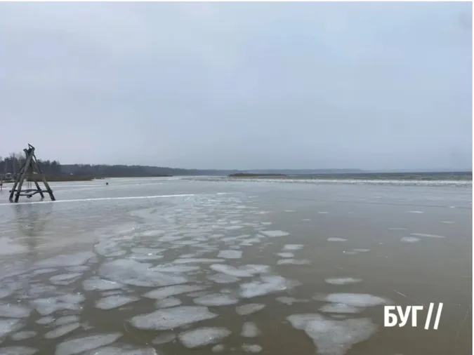 Світязь вкрився кригою: як виглядає популярне озеро взимку (фото)