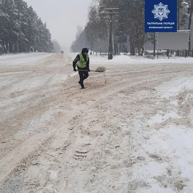 На трасі патрульні самотужки розчистили виїзд від снігу (фото)