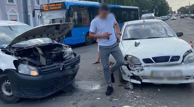 У Луцьку на Ковельській потрощилися Volkswagen і Daewoo (фото)