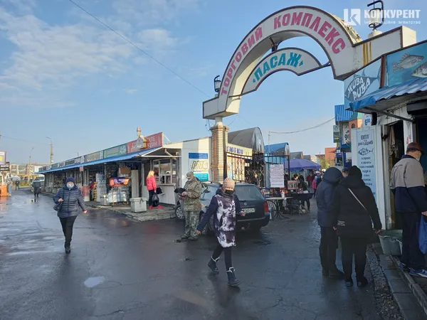 Як працюють Центральний та Варшавський ринки у Луцьку у карантин вихідного дня (фоторепортаж)