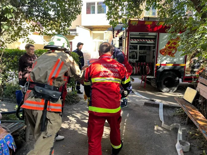 Підгоріла їжа на плиті: волинські рятувальники визволяли чоловіка із задимленої квартири (фото)