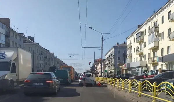 На Волі «поцілувалися» дві автівки: водійки розбираються (фото)