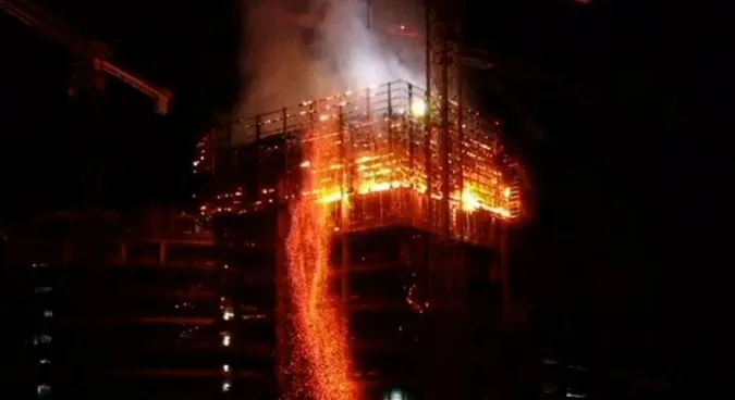 У Варшаві згорів недобудований 130-метровий хмарочос (відео)