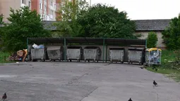 У Луцьку дитячий майданчик "звільнять" від смітників (фото)