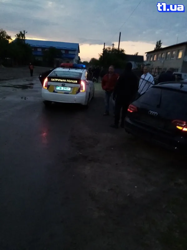 У Луцьку водій автомобіля протаранив паркан,  влетів на парковку і зачинився у авто