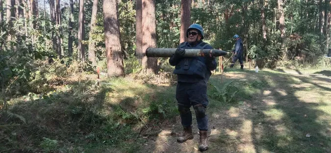 Волинські сапери очищують деокуповані землі від мін та снарядів (фото)