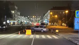 У центрі Луцька пенсіонер на «мерсі» збив кур'єра Glovo (фото)