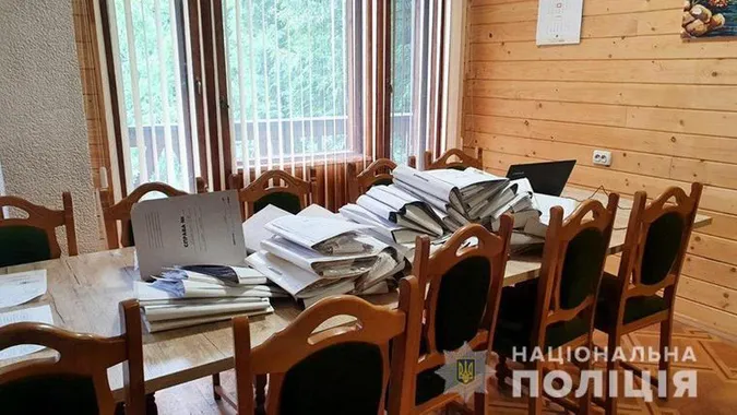 Через незаконну вирубку лісів на Прикарпатті проводять масові обшуки