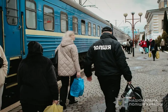 На Волинь прибув евакуаційний потяг з Донеччини: поліцейські зустріли 14 переселенців (фото)