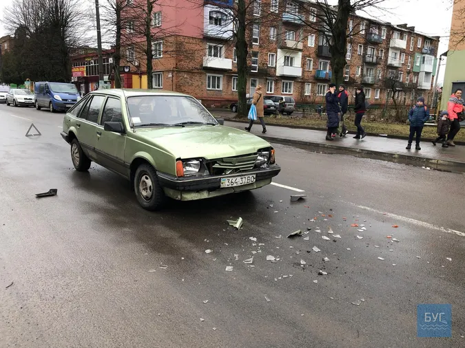 Пропустили пішохода: на Волині зіткнулися три автівки (фото)