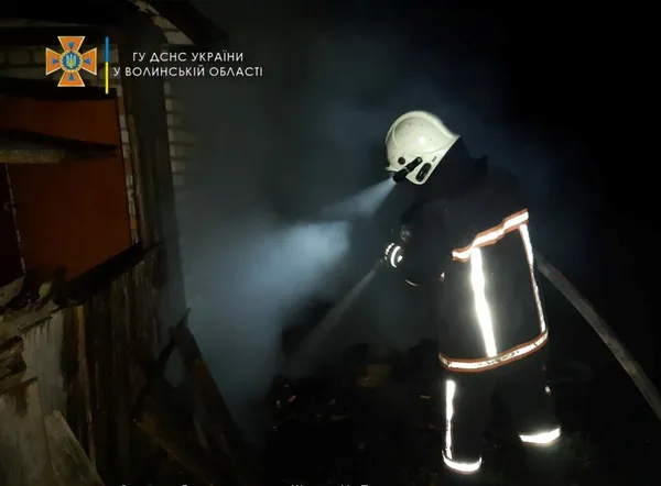 Замикання і цигарка: на Волині горіли господарські будівлі (фото, відео)