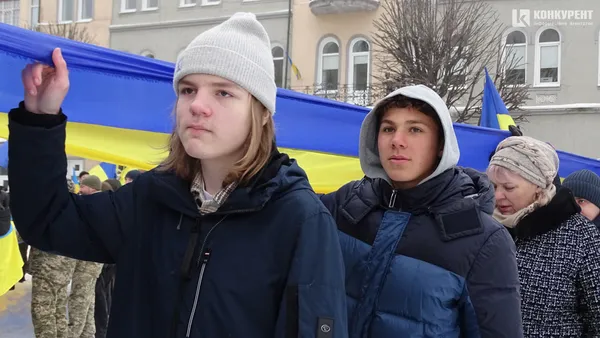 День Соборності у Луцьку: люди утворили ланцюг єдності (фото)