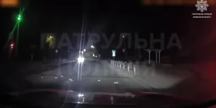 Вночі жбурляла цеглу на дорогу: у Луцьку патрульні виявили «хуліганку» (відео)