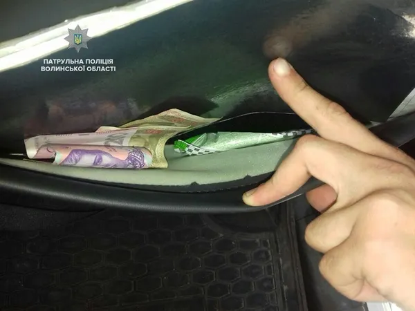Киянин за 400 гривень хотів «відмазатися» від волинських патрульних (фото)