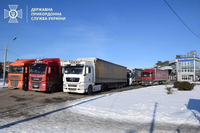 Рух вантажівок на пункті пропуску «Сірет – Порубне» повністю відновлений