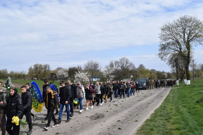 На Волині попрощалися з воїном, який загинув під Бахмутом (фото)