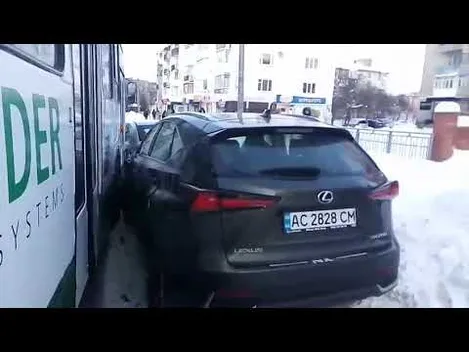 У центрі Луцька тролейбус протаранив припарковані автівки (відео)
