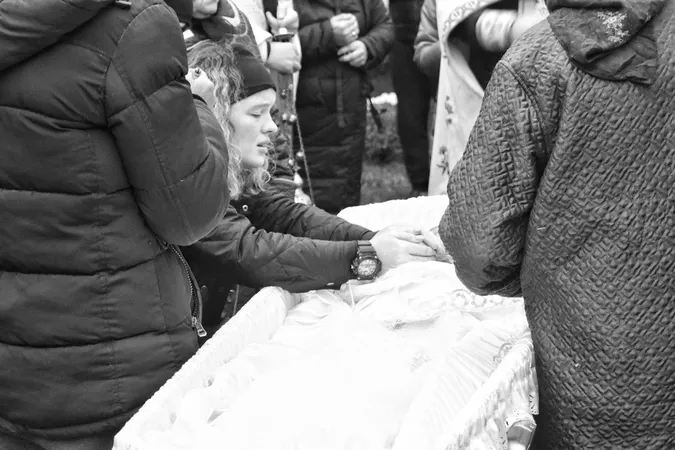 Йому було всього 27: волиняни на колінах прощалися з молодим захисником України (фото, відео)