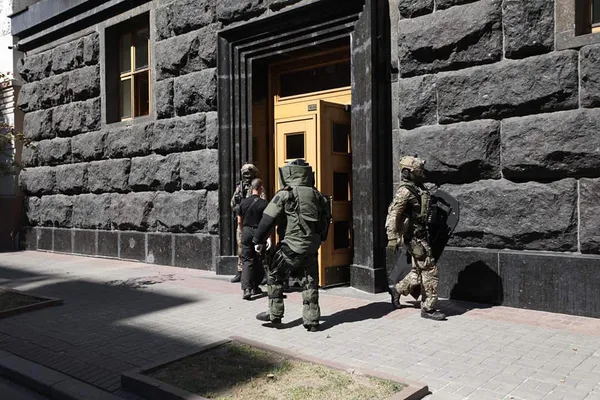 Колишній «айдарівець» прийшов до Кабміну з гранатою (фото, оновлено)