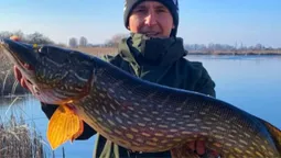 На Ковельщині рибалка зловив майже шестикілограмову щуку (фото)