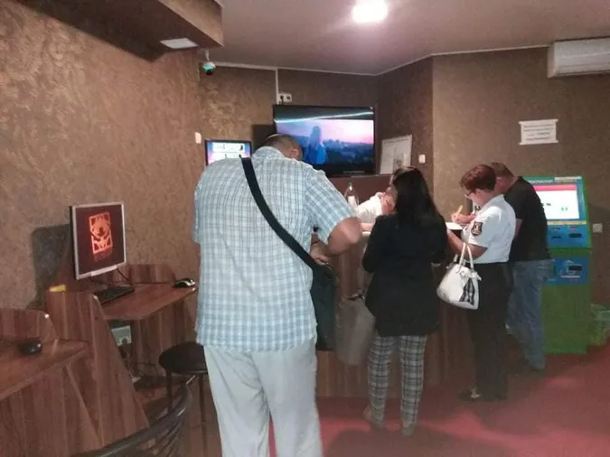 Луцькі муніципали провели денні рейди у гральних закладах (фото)