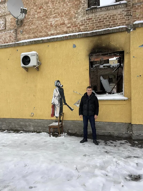У Гостомелі вандали зрізали зі стіни графіті Бенксі (фото)