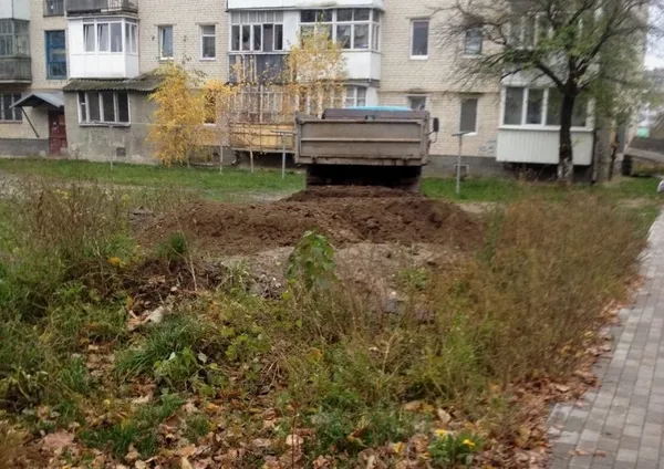 У Луцьку до житлових будинків вивезли будівельне сміття (фото)