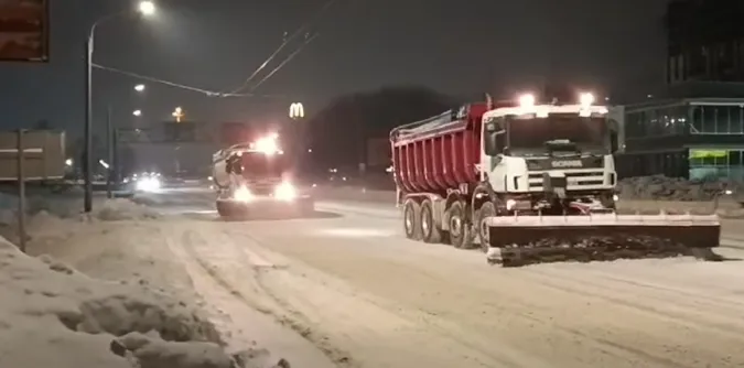 Снігопад не відступає: що зараз відбувається на дорогах Волині (відео)