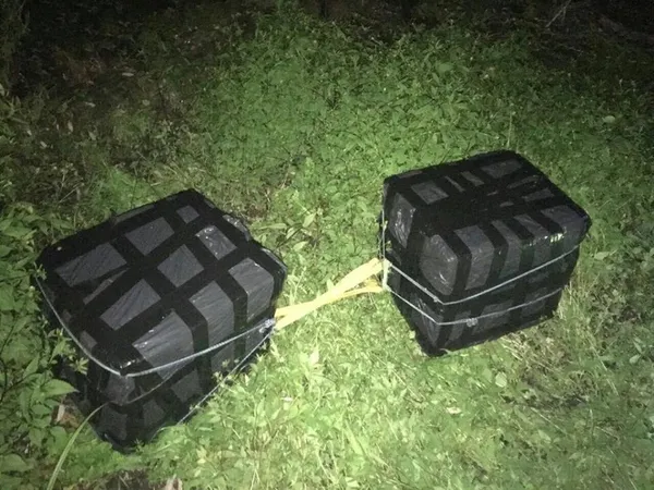Човном за кордон: на Волині затримали контрабандистів з 8 ящиками цигарок (фото)
