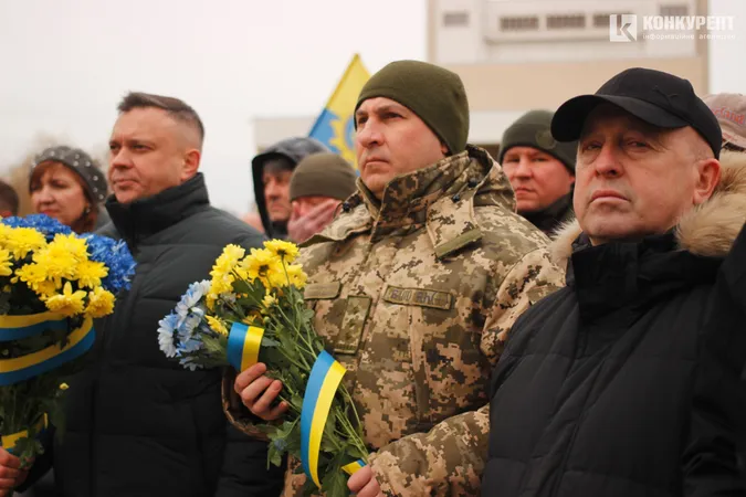 Квіти та сотні людей: у Луцьку вшанували пам'ять героїв Небесної Сотні (фото, відео)