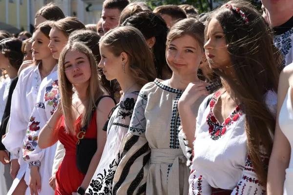 160 золотих та 43 срібних: у Луцьку вручили медалі випускникам (фото, відео)