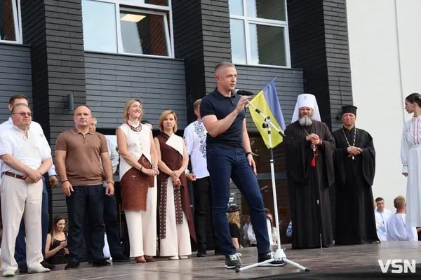 У ЛНТУ провели посвяту першокурсників: танцював навіть робот-гуманоїд (фото)