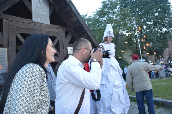 Депутат Луцькради Олександр Кравченко фотографує фотографа Павла Березюка