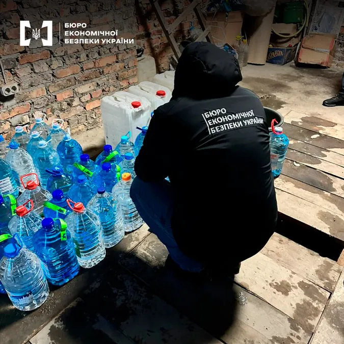 У Луцьку чоловік зберігав тонну фальсифікованого спирту (фото)