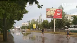 Як підводою: у Луцьку тролейбус здійснив небезпечний маневр (відео)