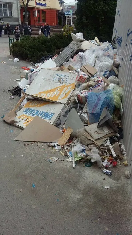 Під паркан луцького ЦНАПу викинули гору сміття (фото) 