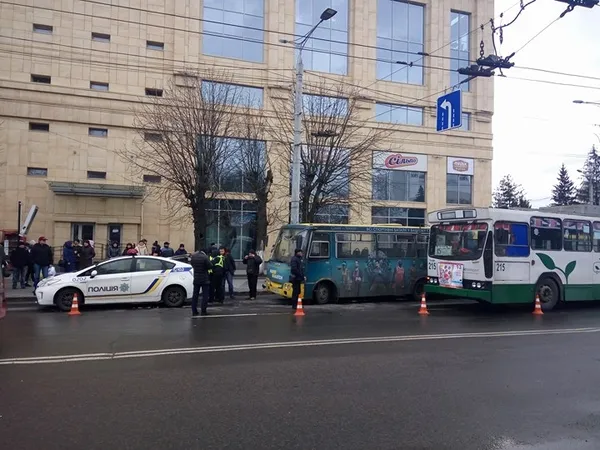 У центрі Луцька тролейбус протаранив дві маршрутки (фото)
