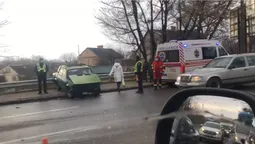 «Жигулі» ледь не злетіли з мосту: у Луцьку на Ковельській аварія (відео)