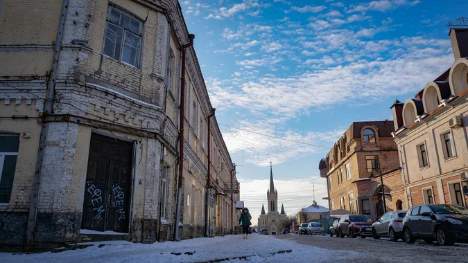 Віконні рами, балкони, таблички: таємниці одного дворика в Луцьку (фото)