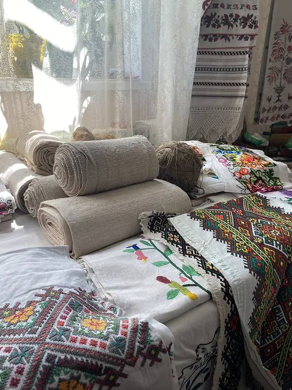 «Моя хата наспівана»: волинянка понад 20 років збирає старовинні вишиванки та народні скарби (фото)