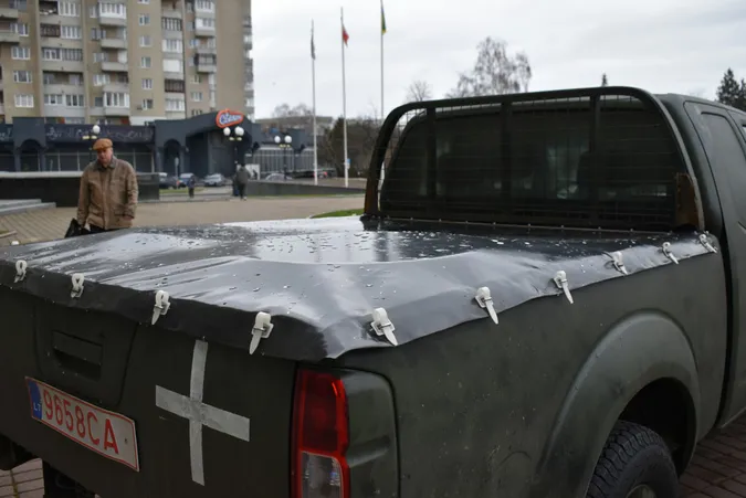 Волинським військовим передали два позашляховики на фронт (фото)