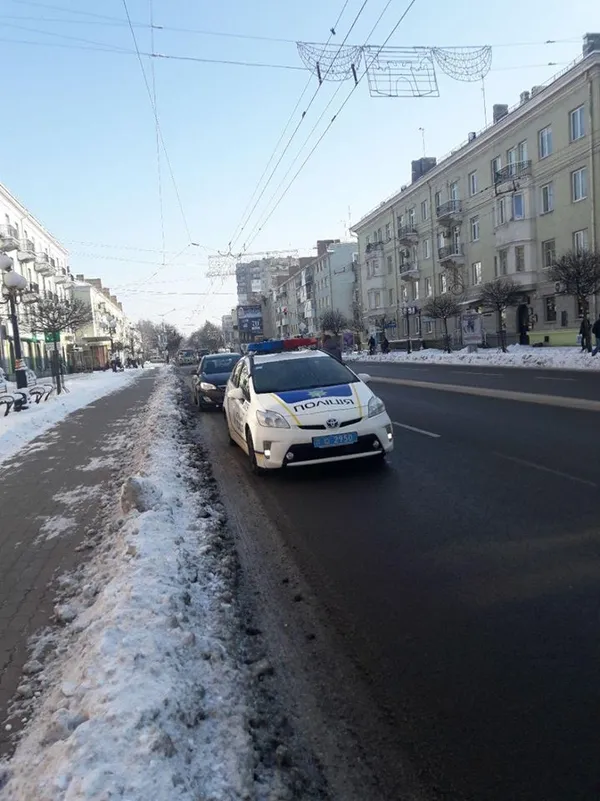 Сирени і проблискові маячки: як лучани реагують на авто зі спецсигналами (фото)