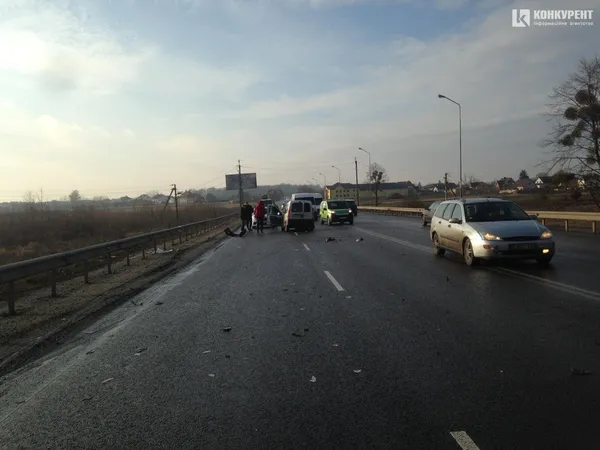 Відірване колесо і зім'ятий капот: біля Луцька не розминулися два авто (фото)