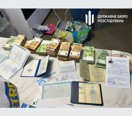 Елітні авто, коштовності, земля: депутат обласної ради незаконно збагатився на мільйони доларів (фото, відео)